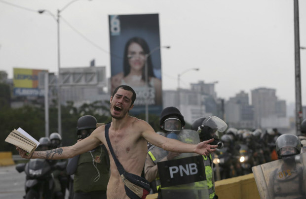 Nu, manifestante contrrio a Nicols Maduro volta a grupo de ativistas aps subir em blindado