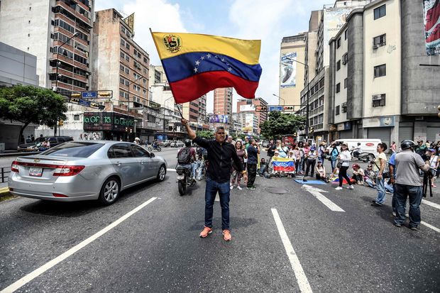 Manifestantes fazem novo protesto contra o governo Maduro nas ruas de Caracas nesta segunda (24)