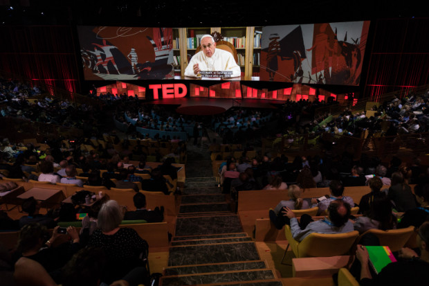 Por videoconferncia, o papa Francisco conversa com o pblico no TED em Vancouver, no Canad