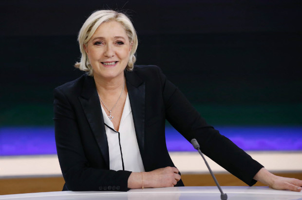 A candidata da direita nacionalista Marine Le Pen concede entrevista ao canal France 2 na segunda