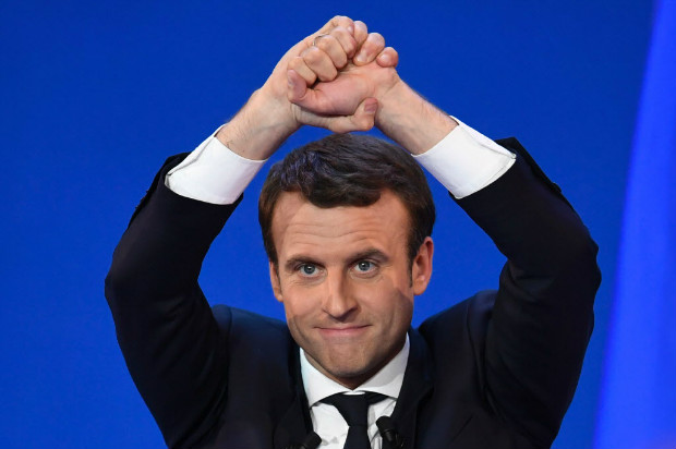 O candidato presidencial francês Emmanuel Macron acena para seu público em discurso no domingo