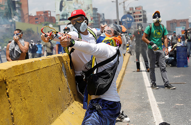 Manifestantes entram em confronto com a polícia na Venezuela