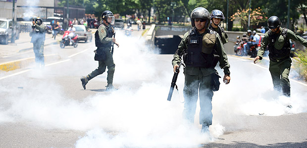 Polcia lana bombas de gs lacrimogneo contra manifestantes na Venezuela