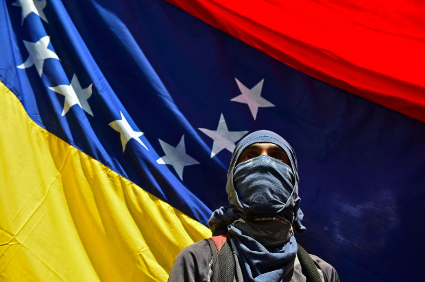 Manifestante encapuzado participa de homenagem da oposio a um estudante morto em Caracas