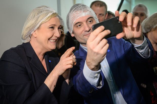 Le Pen e seu assessor Florian Philippot tiram um selfie em visita a uma fbrica no leste da Frana