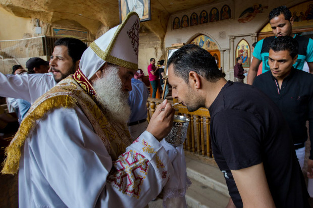Cristos coptas comungam na catedral do Monastrio da Virgem Maria e de So Simo, no Cairo