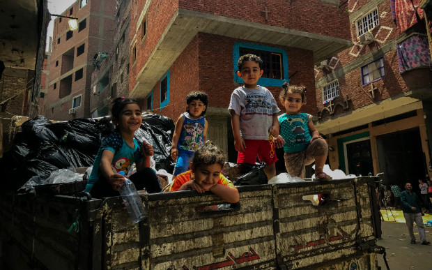Crianas brincam entre sacos na Cidade do Lixo, favela com mais de 120 mil cristos no Cairo
