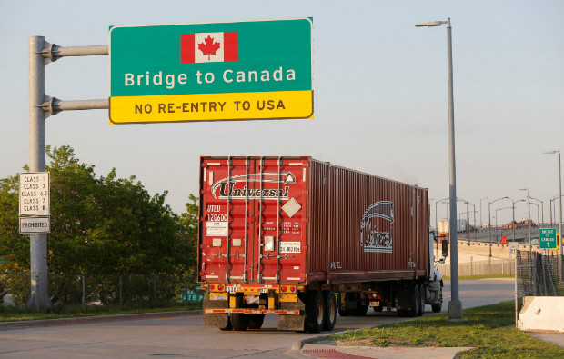 Caminho com continer deixa Detroit, nos EUA, para atravessar ponte a Windsor, no Canad