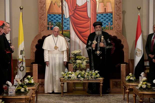 Papa Francisco ( esq.) participa de cerimnia com o papa da Igreja Ortodoxa copta, Tawadros 2, no Cairo