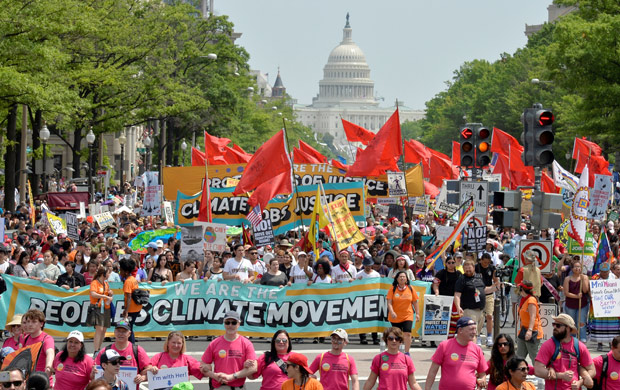 Manifestantes participam da Marcha Climtica do Povo em Washington