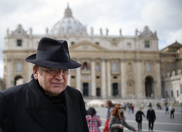 Cardeal Raymond Burke na praça São Pedro, Vaticano