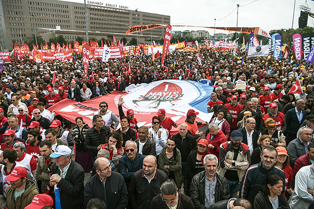 Manifestantes marcham em Bakirkoy, no subúrbio de Istambul