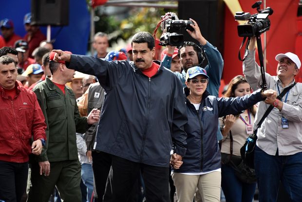 O presidente venezuelano, Nicolás Maduro, e sua mulher, Cilia Flores, em comício do 1º de Maio em Caracas