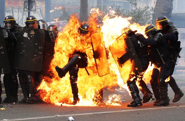 Policiais so alvo de coquetis-molotov em protesto de sindicalistas em Paris nesta segunda-feira (1)