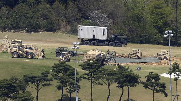 Soldados trabalham na instalao do escudo antimsseis Thaad em Seongju, na Coreia do Sul, em abril