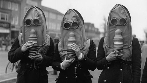 No Reino Unido, pessoas fazem simulações de lançamento de gás lacrimogêneo em 1941, durante a Segunda Guerra 
