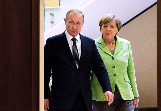 O presidente russo, Vladimir Putin, e a chanceler alemã, Angela Merkel, durante encontro em Sochi