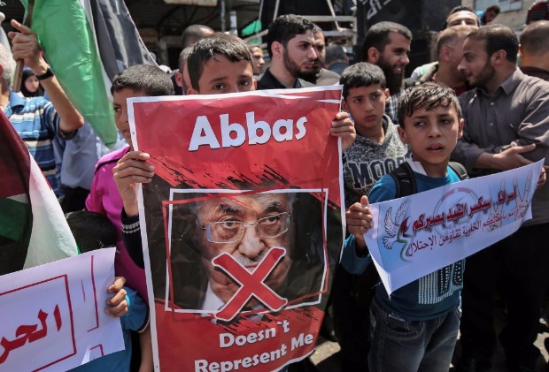 Militantes do Hamas e da Jihad Islmica protestam contra o presidente palestino, Mahmoud Abbas