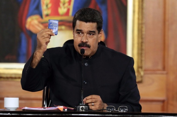 O presidente da Venezuela, Nicols Maduro, segura um exemplar da Constituio, que quer mudar