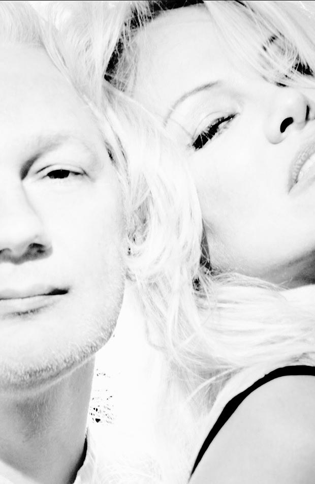 Julian Assange e Pamela Anderson no perfil de Instagram da atriz