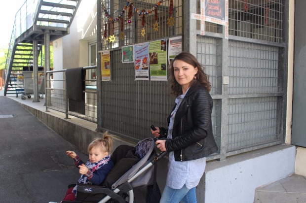 A ucraniana Daria Khrapac, que mora na França há dez anos, leva a filha, Anastassia, à creche