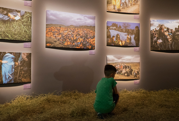 Filho de Farid visita a exposição com fotos da jornada dos Majid no MIS, em São Paulo