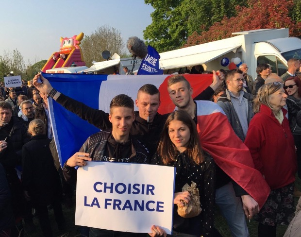 Jovens franceses participam de comcio da candidata Marine Le Pen nesta quinta-feira (4), em Ennemain
