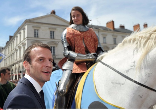 O candidato centrista francês Emmanuel Macron aparece em tributo à Joana D'Arc em Orléans