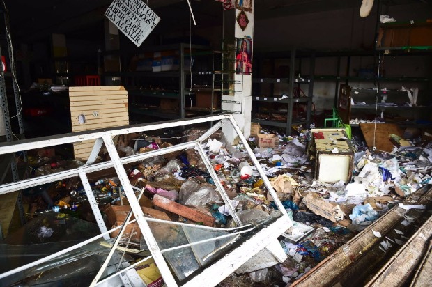 Prateleiras so destrudas em saque a supermercado de Valencia, no Estado Carabobo, na Venezuela