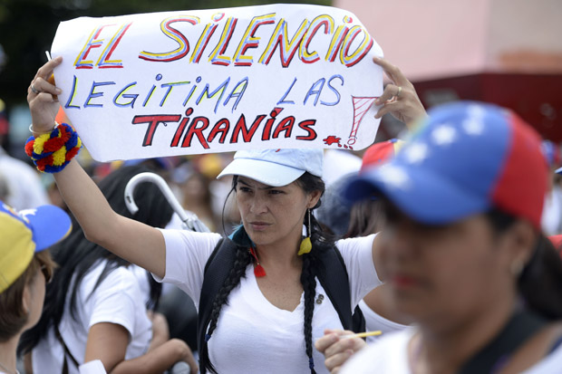 Venezuelanas nas ruas de Caracas, capital do pas, em protesto contra o governo de Nicols Maduro