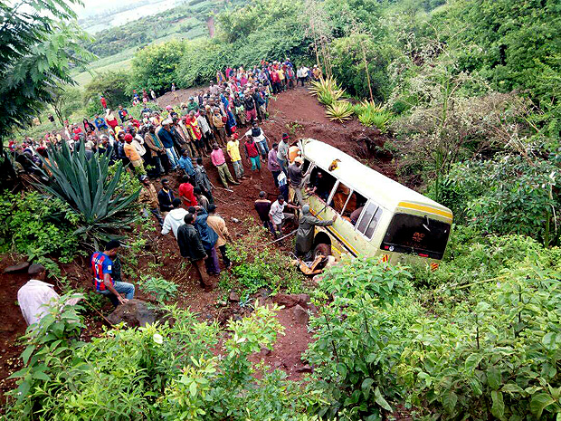 Residents gather at the scene of an accident that killed schoolchildren, teachers and a minibus driver at the Rhota village along the Arusha-Karatu highway in Tanzania's northern tourist region of Arusha, May 6, 2017. REUTERS/Emmanuel Herman TPX IMAGES OF THE DAY ORG XMIT: GGGAFR100