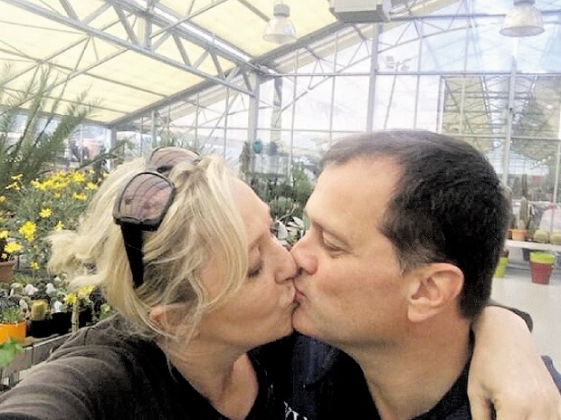 Le Pen beija o namorado, Louis Aliot, 47, um dos vice-presidentes da Frente Nacional