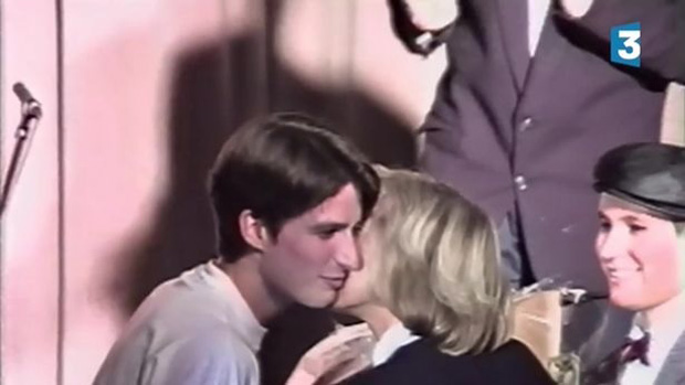 O presidente eleito da Frana, Emmanuel Macron, ento com 15 anos, beija sua professora, hoje sua mulher