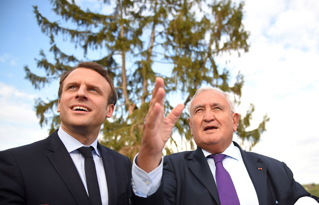 French presidential election candidate for the En Marche! movement Emmanuel Macron (L) visits the ground of a future gastronomy school with former Prime minister Jean-Pierre Raffarin in Montmorillon on April 28, 2017. / AFP PHOTO / GUILLAUME SOUVANT ORG XMIT: GUS2864