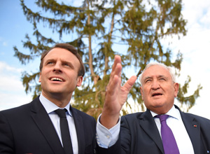 Jean-Pierre Raffarin (à dir.), ex-primeiro-ministro francês, ao lado do presidente eleito Emmanuel Macron – Giullaume Souvant/AFP Jean-Pierre Raffarin (à dir.), ex-primeiro-ministro francês, ao lado do presidente eleito Emmanuel Macron – Giullaume Souvant/AFP