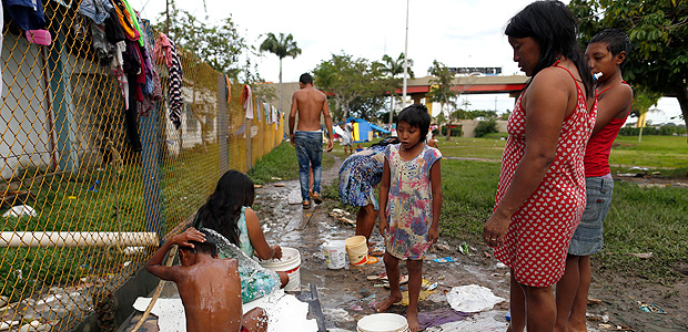Acampamento com ndios venezuelanos no centro de Manaus