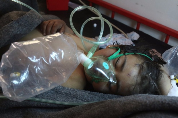 Criança recebe tratamento após ser vítima de ataque químico em Khan Sheikhoun, na Síria, em abril