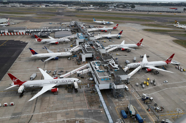 Avies da Virgin Atlantic e da Delta Airlines no terminal 3 do aeroporto de Heathrow, em Londres