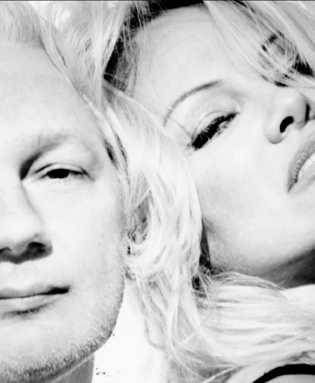 O fundador do WikiLeaks, Julian Assange, e a atriz Pamela Anderson posam para foto em Londres