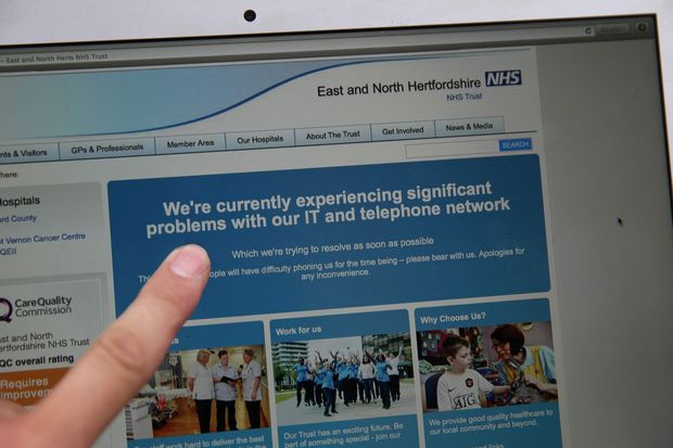 Pgina do NHS (sistema de sade do Reino Unido) exibe mensagem de erro aps ciberataque nesta sexta (12)