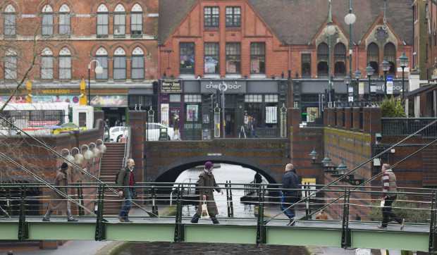 Ponte sobre canal em Birmingham, na regio central da Inglaterra; jovens profissionais deixam Londres