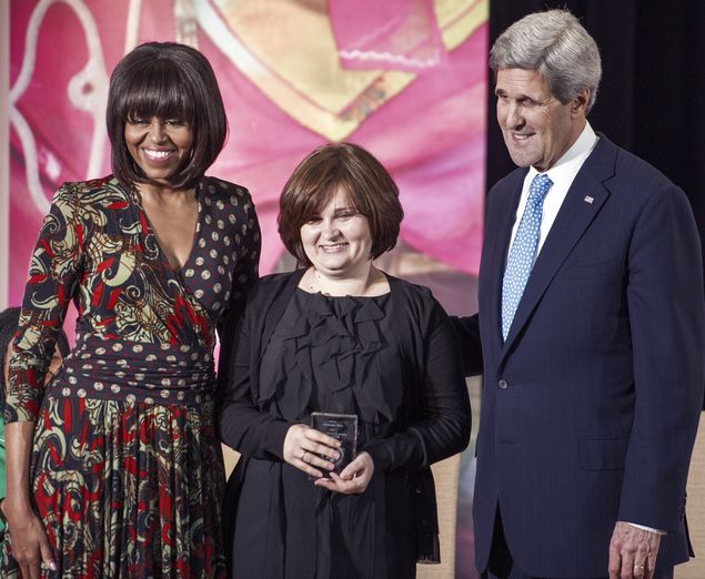 A jornalista Elena Milashina (centro), a ex-primeira-dama dos EUA, Michelle Obama, e o ex-secretrio americano de Estado, John Kerry, durante premiao, em 2013