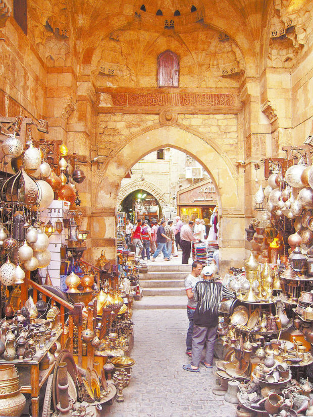 Turistas caminham no bazar Khan al Khalili, do sculo 14, no Cairo (Egito); alta da inflao reduziu poder de compra no pas 