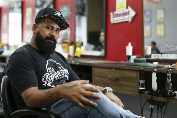O barbeiro venezuelano Josu, 30, que est h trs anos em Manaus