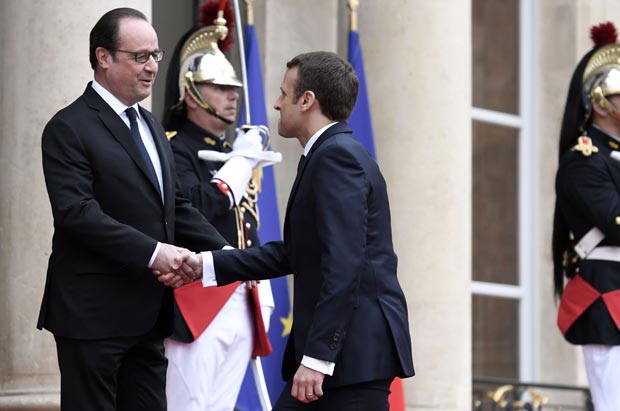 Macron  recebido por Hollande no Palcio do Eliseu