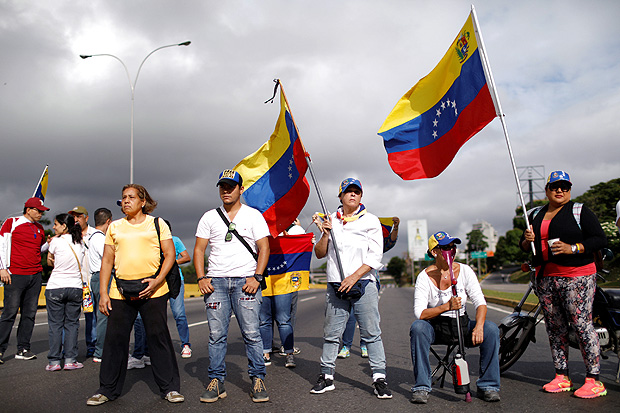 Manifestantes contrrios ao governo bloqueiam via em Caracas, na Venezuela