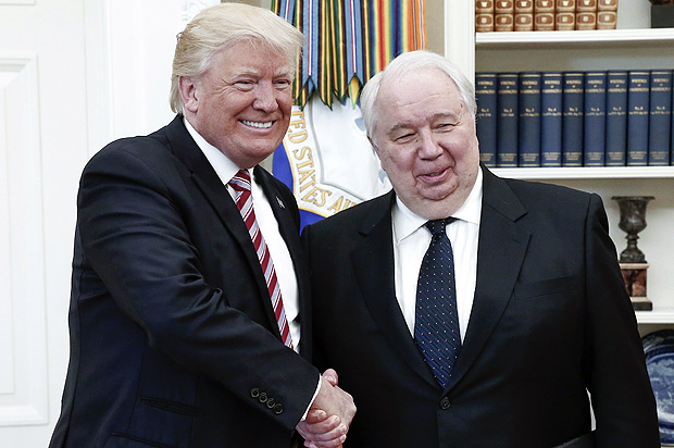 (170510) -- WASHINGTON, D.C., mayo 10, 2017 (Xinhua) -- El presidente de Estados Unidos, Donald Trump (i), estrecha la mano con el embajador de Rusia en Estados Unidos, Sergei Kislyak (d), durante las conversaciones con el ministro de Relaciones Exteriores ruso, Sergei Lavrov, en el Despacho Oval de la Casa Blanca, en Washington D.C., capital de Estados Unidos, el 10 de mayo de 2017. El presidente de Estados Unidos, Donald Trump, enfatiz el mircoles su deseo de construir una relacin mejor entre Estados Unidos y Rusia, dijo la Casa Blanca. En una reunin en Washington, D.C. con el ministro de Relaciones Exteriores de Rusia Sergei Lavrov, Trump plante la posibilidad de una cooperacin ms amplia para resolver los conflictos en Medio Oriente y en otros sitios, indic la Casa Blanca en una declaracin. (Xinhua/Shcherbak Alexander/TASS/ZUMAPRESS) (jg) (ah) ***DERECHOS DE USO UNICAMENTE PARA NORTE Y SUDAMERICA***