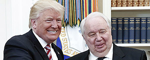O presidente americano aperta a mão do embaixador russo nos EUA, Sergei Kislyak – Shcherbak Alexander/Xinhua
