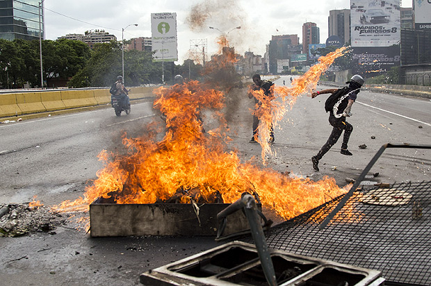 (170515) -- CARACAS, mayo 15, 2017 (Xinhua) -- Personas participan en el denominado "Gran Plantn Nacional", en Caracas, Venezuela, el 15 de mayo de 2017. De acuerdo con informacin de la prensa local, opositores al gobierno del presidente venezolano, Nicols Maduro, protestaron con el "Gran Plantn Nacional" en rechazo a la convocatoria de la Asamblea Nacional Constituyente. (Xinhua/Francisco Bruzco) (bv) (da) (rtg)
