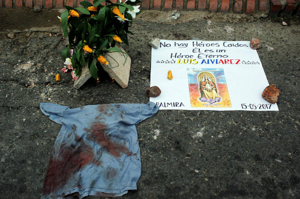Manifestantes fazem homenagem a Luis Alviarez, morto na segunda (15) em ato contra Nicols Maduro